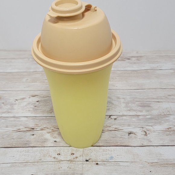 Vintage TUPPERWARE Quick Shake Container #844-9, Lid 564-37 Yellow - Picture 4 of 7